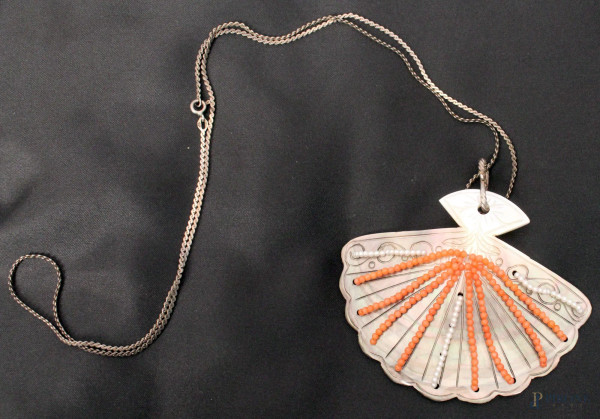 Collana in argento con pendente in madreperla, corallo e microperle.