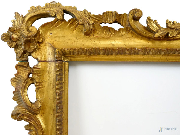 Cornice in legno intagliato e dorato, inizi XX secolo, con decori scolpiti  a foglie, volute e fiori, misure ingombro cm 58x98, luce cm 36,5x76,  (difetti). - Asta ASTA A TEMPO DI ANTIQUARIATO