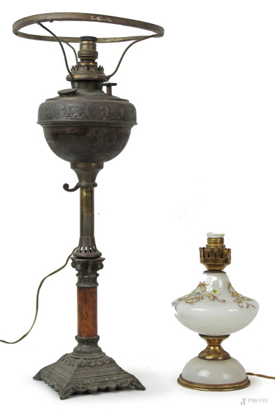 Lotto di due lampade da tavolo, materiali diversi, alt. max cm 44, XX secolo, (difetti).