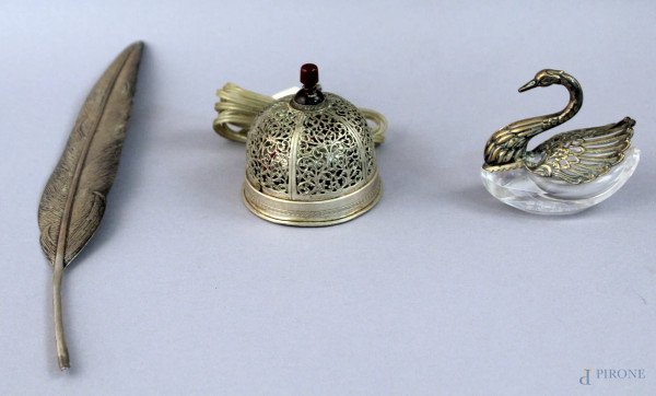 Lotto composto da un campanello, una salierina ed una penna d&#39;argento.