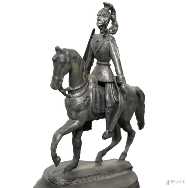 12 boccali da birra con decorazioni a stampa policroma di soggetto militare, co coperchi in metal...