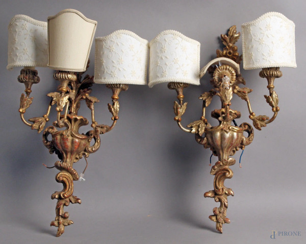 Coppia di appliques a tre luci in legno intagliato e dorato a mecca, XX sec, h. 50 cm.