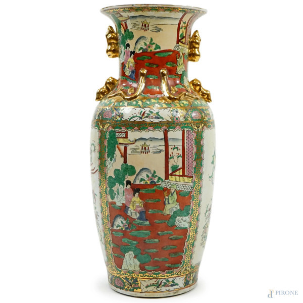 Grande vaso in porcellana con decori policromi, riserve con volatili e scene di corte, prese laterali e particolari dorati, cm h 62, Cina, XX secolo. 