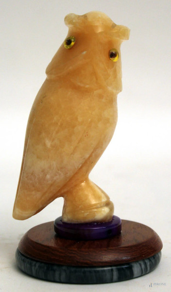 Gufo, scultura in pietra gialla su base in legno e marmo, h. 15 cm.