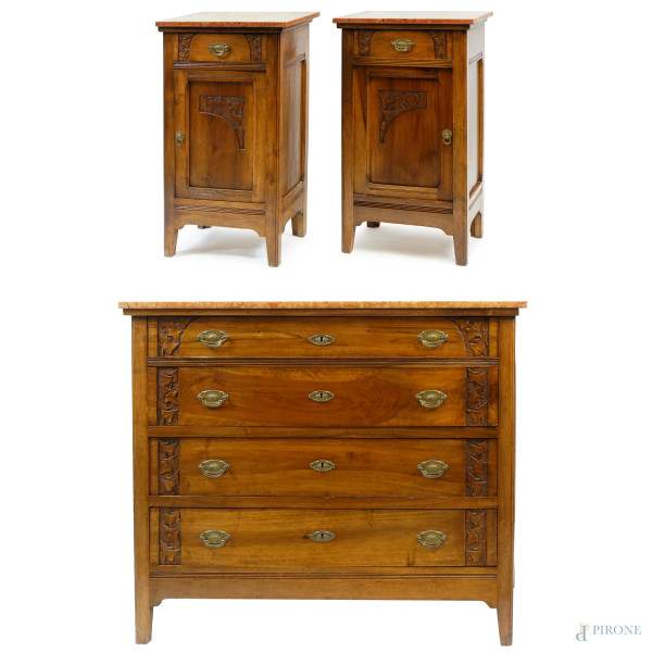 Trittico composto da un comò e due comodini in stile Liberty, in legno intagliato con decori vegetali, piano in marmo, inizio sec. XX, misura max cm 103x53.5x121