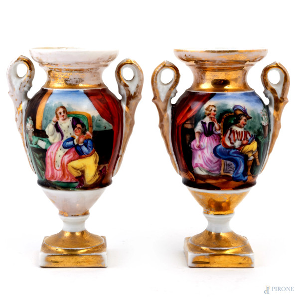 Coppia di vasetti biansati in porcellana policroma con scene di paesaggio, XIX-XX secolo, cm 14, (segni di usura, cadute di doratura e smalto, rotture, restauri, difetti)