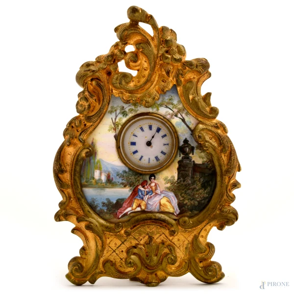 Orologio in bronzo dorato e smalti con scena galante. Vienna, XIX secolo, cm 13x8,5, (difetti, mancante di copertura degli ingranaggi, meccanismo da revisionare)