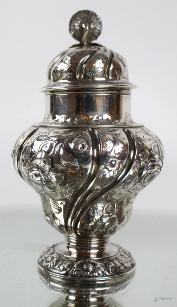 Scatola da thè in argento sbalzato e cesellato, cm h 15, Inghilterra, gr 258