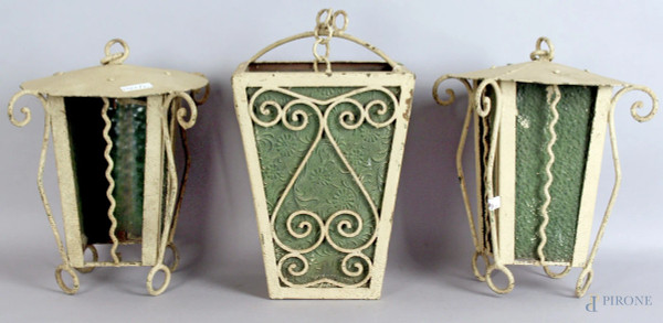 Lotto composto da tre lanterne in ferro battuto, laccato, altezza 36 cm.