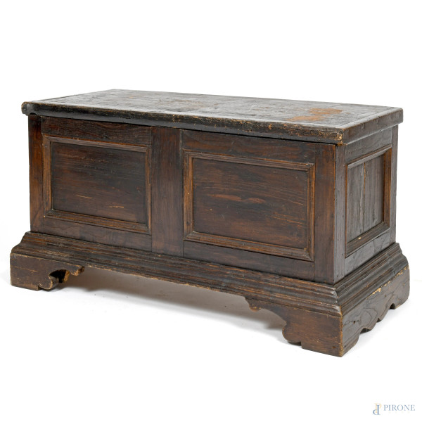 Piccola cassapanca in noce, XIX-XX secolo, cm 44,5x80x37, (segni di usura, scalfiture, fessurazioni, piccole rotture, difetti)