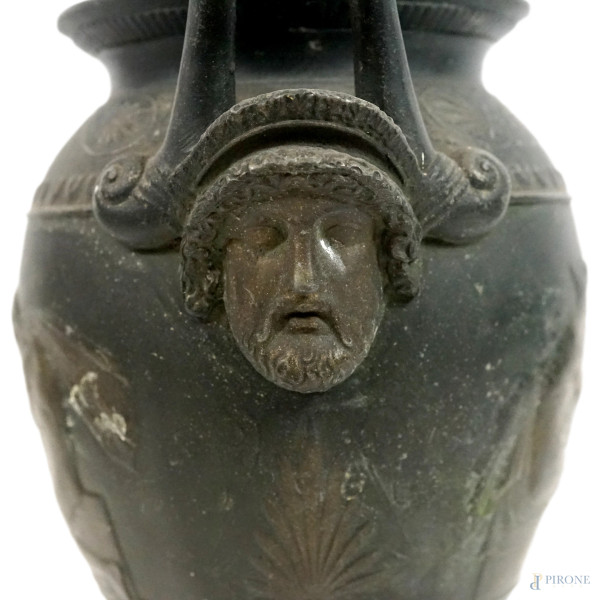 Vaso in antimonio in stile archeologico, base circolare in marmo, Fabrication Française, XIX-XX s...