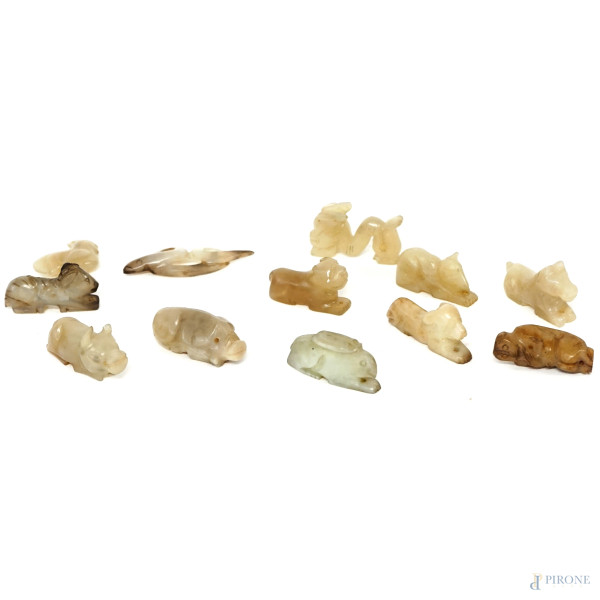 Collezione di 12 miniature scolpite in giada raffiguranti vari animali, manifattura orientale, in...