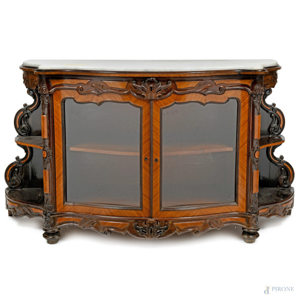 credenza a vetrina in vari legni con piano in marmo, profilo mistilineo, fronte a due sportelli e ripiani a vista laterali, XX secolo, cm 94x147x53, (difetti)