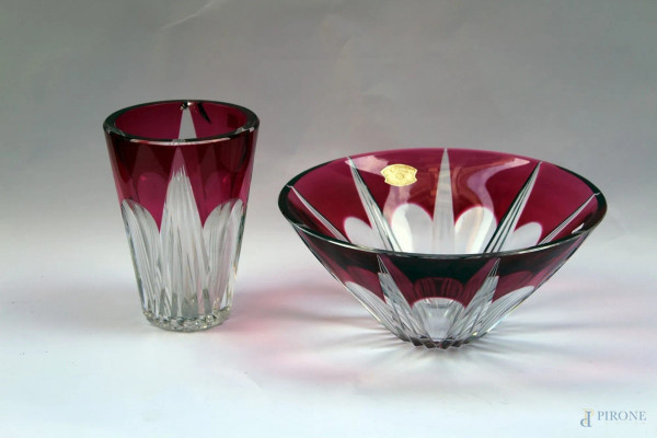 Lotto di un vaso, un centrotavola in vetro colorato firmato Val Saint Lambert , diam 30 h. vaso 20 cm, (vaso con difetti).