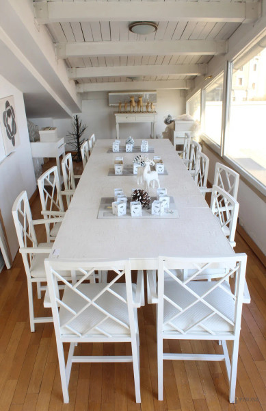 Tavolo di linea rettangolare dipinto bianco con due prolughe laterali, altezza 82x180x90 cm, (prolunghe da 60 cm).