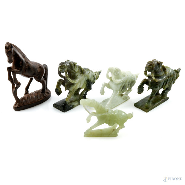 Lotto di sculture raffiguranti cavalli in materiali diversi, XX secolo, altezza massima cm 11,5, (segni di usura, sbeccature, difetti)