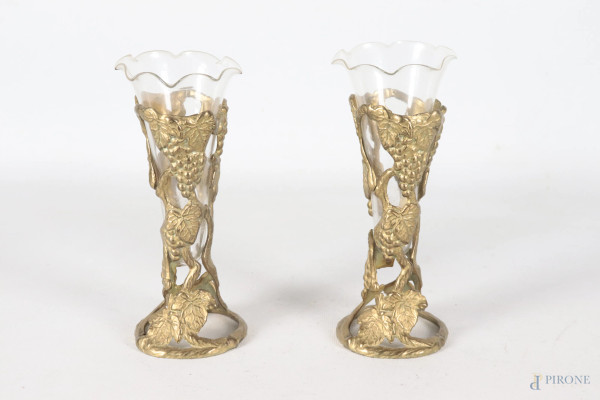 Coppia di vasetti portafiori in vetro con supporto in bronzo dorato e cesellato a tralci d'uva, XX secolo, altezza cm 18,5, (segni di usura)