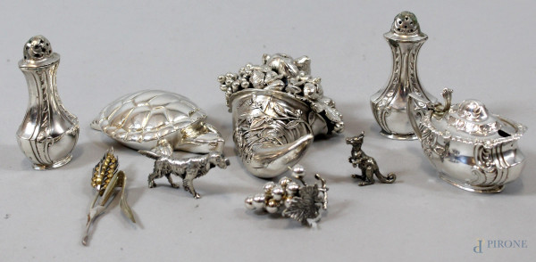 Lotto composto da nove oggetti in materiali diversi in argento e metallo argentato, altezza max. 8,5 cm.