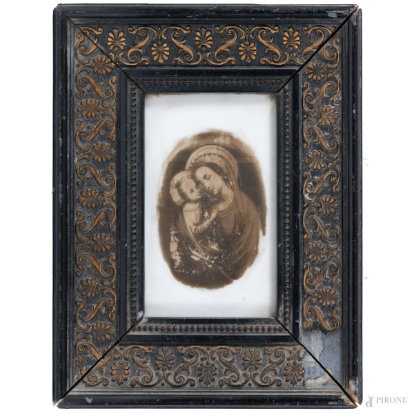 Dipinto su lastra in opalina raffigurante Madonna con Bambino, XX secolo, cm 15x9, entro cornice, (segni di usura, abrasioni, difetti, scalfiture)