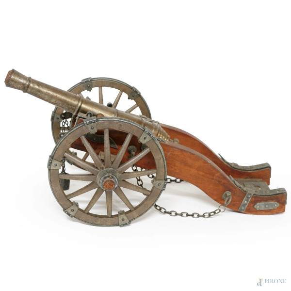 Modello di cannone in metallo argentato e legno, XX secolo, cm 41,5x23