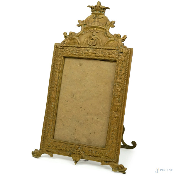 Cornice in bronzo, XX secolo, cimasa con decoro di corona, particolari di festoni laterali e piedini a foggia di animali marini, ingombro tot cm 42x27, (lievi difetti).