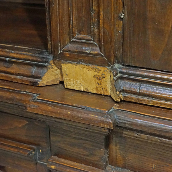 Libreria in legno tinto a noce a due corpi, XX secolo, cm 277,5x261,5x53 (difetti e mancanze)