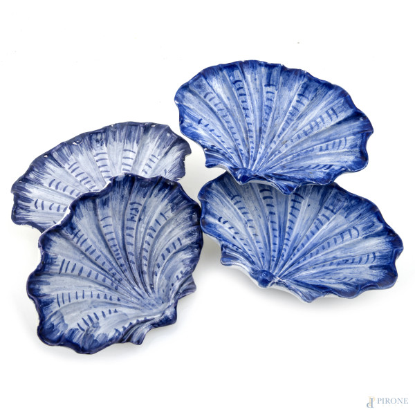 Lotto di quattro piattini da antipasto in porcellana a foggia di conchiglia nei toni del blu, XX secolo, cm 3,5x15,5x11, (segni di usura, scalfiture, difetti)