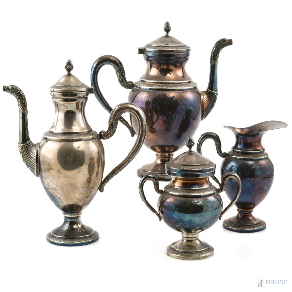 Servizio in argento 800/000 composto da teiera, caffettiera, lattiera e zuccheriera, altezza massima cm 27, peso complessivo gr 1230, (segni di usura)