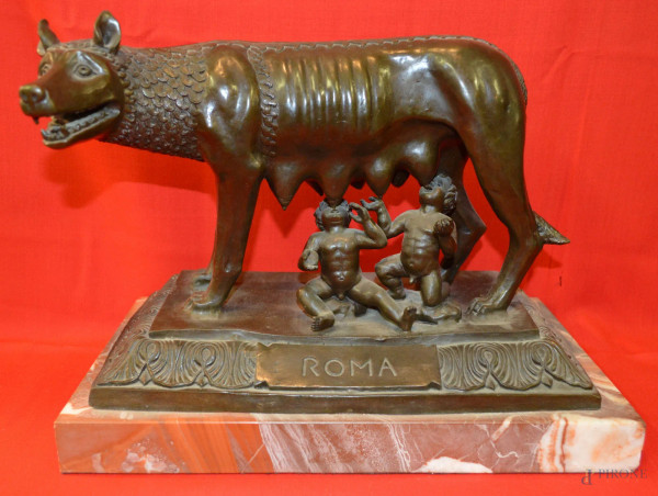 La lupa di Roma, scultura in bronzo, base in marmo, h cm 28.