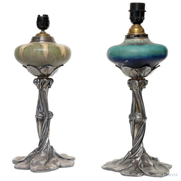 Coppia di lampade Art Nouveau, fusti sinuosi in argento sostenuti da basi a foggia di foglie e terminanti con sfere  policrome in ceramica smaltata, cm h 45x19, (lievi difetti).