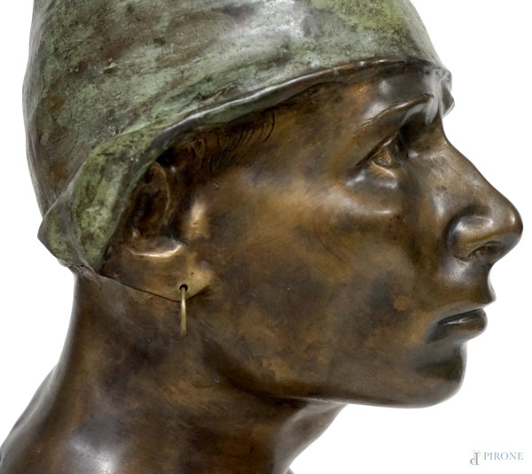 Scultura in bronzo raffigurante la testa di carrettiere, piedistallo in marmo, firmata D'Orsi, al...