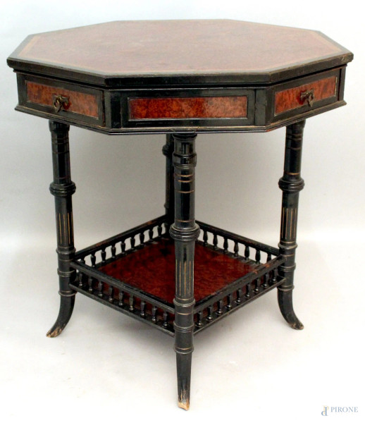 Tavolino da centro di linea ottagonale a vari legni ed intarsi, a due cassettini, XIX sec., H. 70 cm., diametro 68 cm.