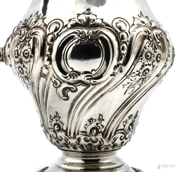 Caffettiera in argento inglese con manico in legno laccato, XIX-XX secolo, altezza cm 26, peso lo...