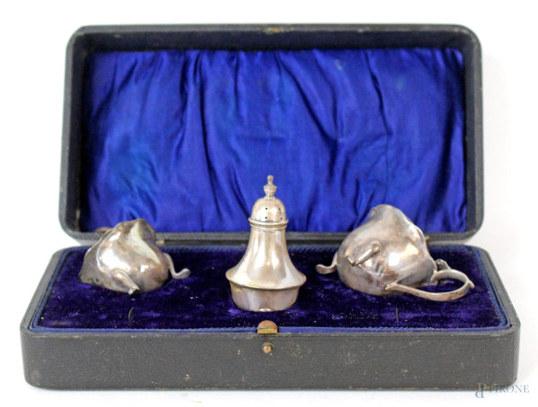 Servizio in argento inglese per sale, pepe e mostarda, con vaschette in vetro blu, Birmingham, 1919, gr 88, (lievi difetti)