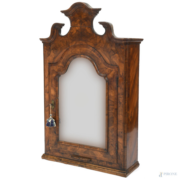 Alzata impiallacciata in radica dal profilo apicale sagomato, a singola anta specchiata e interno suddiviso in vani, XX secolo, cm 127x77x26, (segni di usura, scalfiture difetti)