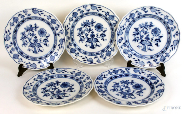 Cinque piatti in porcellana Maissen bianco e blu a decoro di frutta e fiori, XX secolo, diam. cm 24,5, (difetti e restauri).