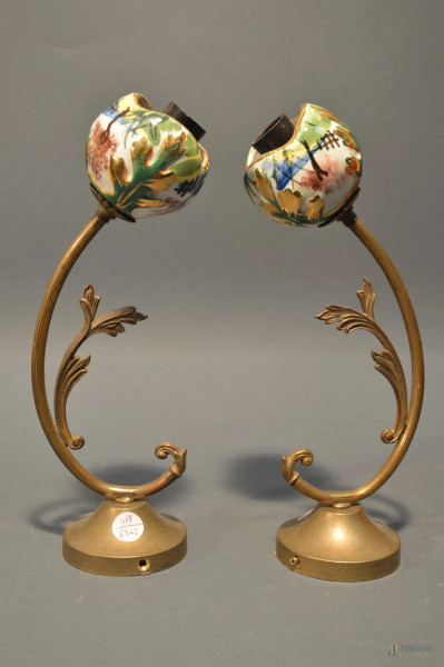 Coppia di appliques in ottone e maiolica, h. 30 cm.