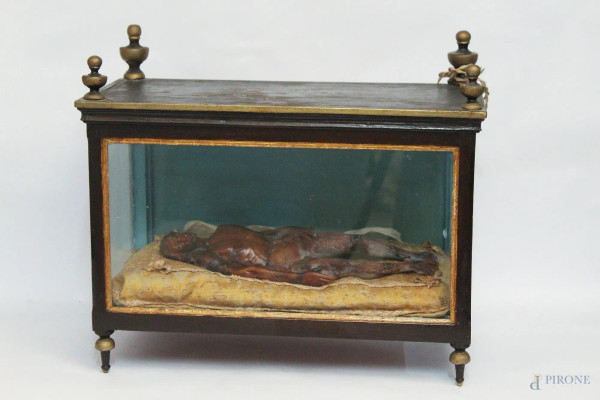 Cristo morto in cera brunita, lunghezza 39 cm, Scuola meridionale del XIX sec., entro teca in legno, cm 45 x 52 x 28.