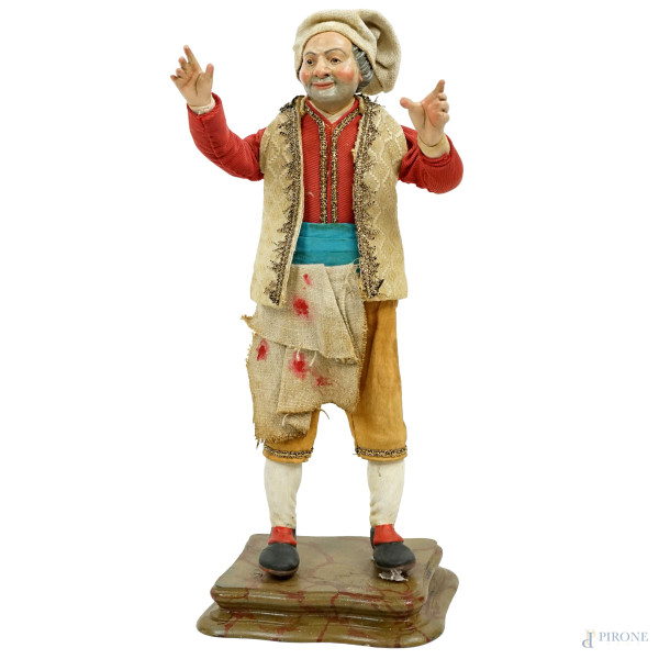 Macellaio, scultura da presepe in legno scolpito e dipinto, testa modellata in terracotta, occhi in pasta di vetro, cm h 32 Napoli, XX secolo, poggiante su base in legno. Abiti in tessuti diversi, (difetti)