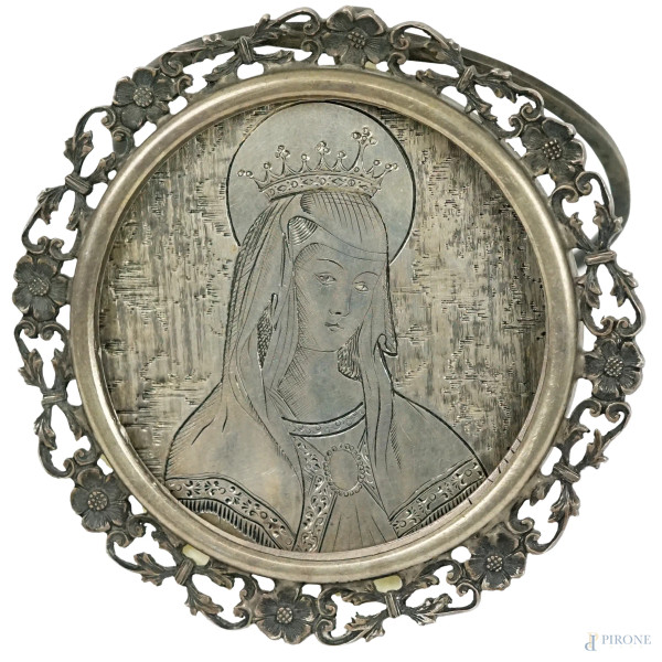 Vergine incoronata, miniatura ad assetto tondo in argento con decoro inciso, cm h 7x7, XX secolo, peso gr.53