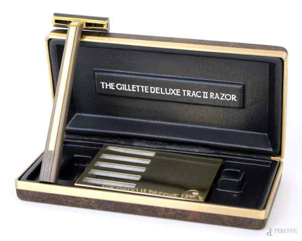 Gilette, set da barba vintage, composto da un rasoio e cinque lamette di ricambio, finiture in metallo dorato, modello Deluxe Trac II Razor, lunghezza cm 12, entro custodia originale.