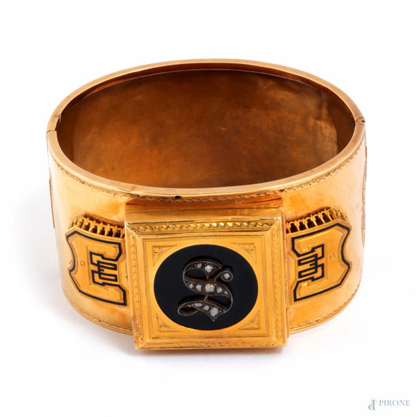 Bracciale a fascia in oro 18 kt con placca centrale apribile recante 