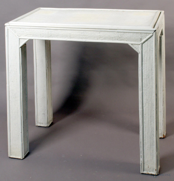 Tavolino in legno e vimini dipinto bianco, h. 79x75x46 cm.