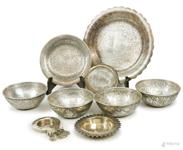 Lotto di vari oggetti in argento, manifattura orientale, diam max cm 23,5, peso gr. 1030