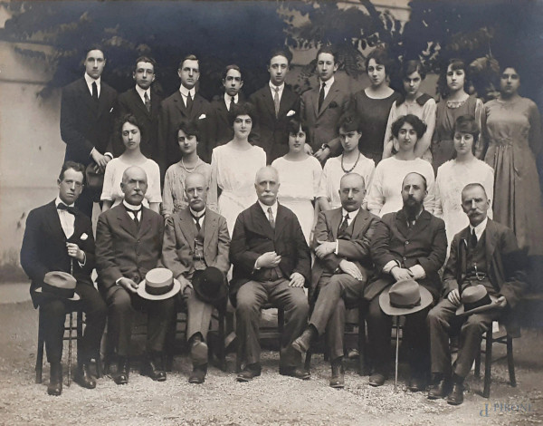 Fotografo dei primi del Novecento, Gruppo di famiglia, foto ai sali d’argento, anni 30, al retro riporta le firme dei componenti del gruppo, cm 23x17