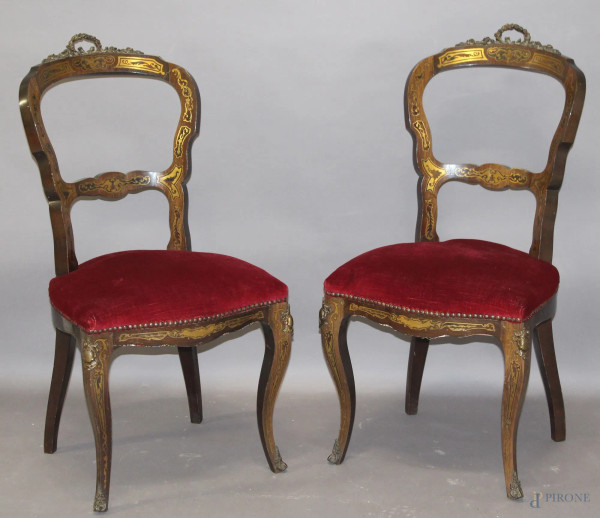 Coppia di sedie in legno ebanizzato e legno di frutto, intarsi in ottone e guarnizioni in bronzo, sedute in velluto rosso, Francia, XIX sec.