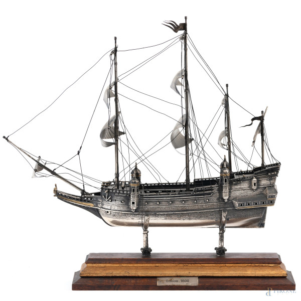 Galeone in argento con base in legno. Punzone Bonifazi Firenze, XX secolo, altezza cm 37, peso lordo complessivo gr 900
