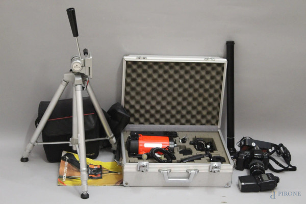 Macchina fotografica subacquea Nikon con attezzatura, completo di lampada e attezzature varie.