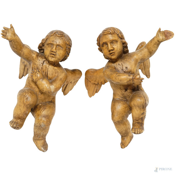 Coppia di sculture in legno rappresentanti due angeli, XX secolo, cm 34 (difetti e restauri)