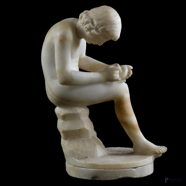 Scultura in alabastro raffigurante Spinario, XX secolo, altezza cm 25, (segni di usura, scalfiture, rotture, restauri, difetti)